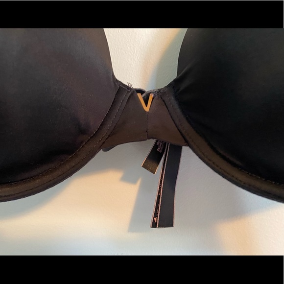 Victoria secret 34DD - Picture 2 of 6